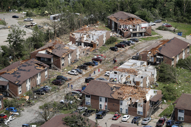 23일(현지시간) 토네이도가 휩쓸고 간 미국 미주리주 제퍼슨시티에서 부서진 건물들의 잔해가 곳곳에 흩어져 있다. 지난주부터 미국 중남부 지역에 토네이도와 폭우 피해가 잇따르는 가운데 이날 토네이도로 미주리주에서는 3명이 숨지고 수십명이 부상했다.    /제퍼슨시티=AP연합뉴스