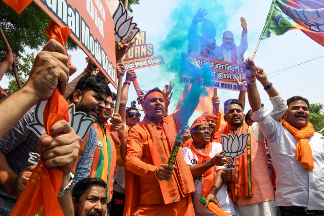 지난달 11일부터 6주간 이어진 인도 총선의 개표를 앞두고 23일(현지시간) 집권당인 인도국민당(BJP) 지지자들이 뉴델리에 있는 당사 앞에서 폭죽을 터뜨리며 환호하고 있다. /뉴델리=AFP연합뉴스