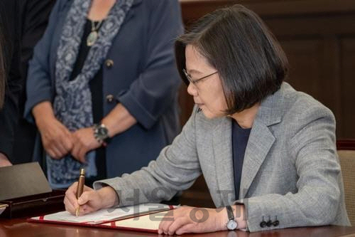 지난 22일(현지시간)차이잉원 대만 총통이 동성결혼법에 서명하고 있다. /연합뉴스