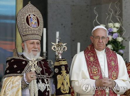 2016년 아르메니아를 찾은 프란치스코(오른쪽) 교황이 에치미아진 대성당에서 아르메니아 정교회 총대주교 카레킨 2세가 집전한 미사에 참여했다. 교황은 아르메니아를 방문해 1915년 오스만제국의 아르메니아인 학살을 언급하고 추모관을 찾아 헌화하기도 했다. 이에 터키 정부가 공식 항의한 바 있다. /이스탄불=연합뉴스