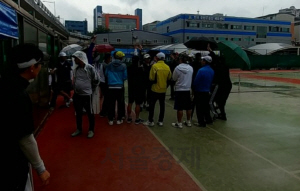빗속에 강행된 구청장배 테니스대회...결국 가위바위보로 승자 결정