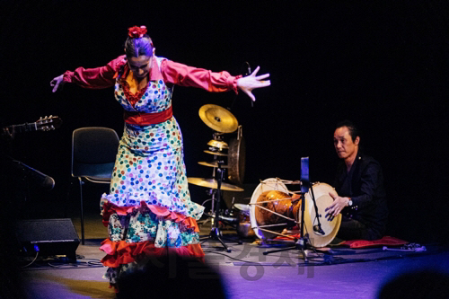 지난 22일 스페인 마드리드 아바디아 극장에서 ‘한-스페인 전통음악의 만남 : 판소리&플라멩코’ 공연이 펼쳐지고 있다. /사진제공=주스페인 한국문화원