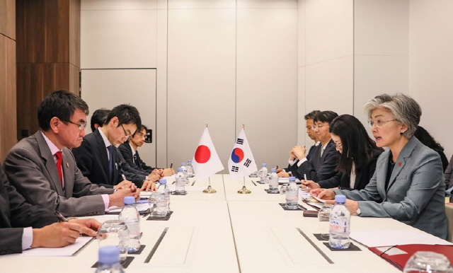 강경화 외교 '외교관 기밀 유출 엄중 처벌…장관으로서 책임감'