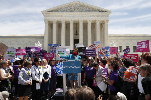 46년 만에 다시 시작된 미국의 낙태 논쟁