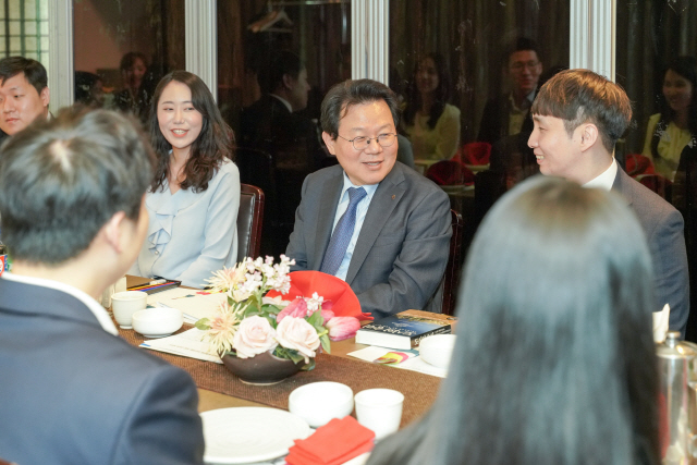 지난 24일 서울 여의도 인근 식당에서 진행된 ‘농협금융 회장과 90년대생 직원 간담회’에서 김광수(오른쪽 두번째) 회장과 농협금융 90년대생 직원들이 이야기를 나누고 있다./사진제공=농협금융