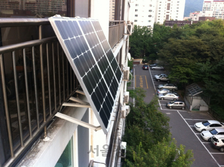 아파트 베란다에 설치돼 있는 가정용 태양광 미니발전소. /사진제공=성동구