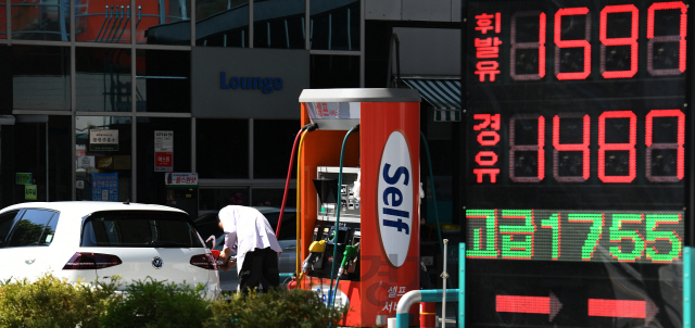 휘발유 가격이 14주 연속으로 올랐지만, 유류세 인하 폭 축소 3주 만에 상승세가 다소 주춤했다. 한국석유공사 '오피넷'에 따르면 5월 넷째 주 전국 휘발유 판매가는 전주보다 ℓ당 6.8원 오른 1,532.3원이었다. 26일 서울의 한 주유소에서 휘발유가 ℓ당 1,597원에 판매되고 있다./오승현기자 2019.5.26