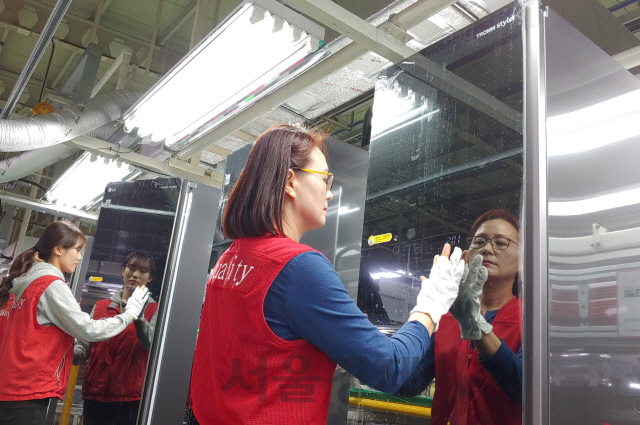 LG전자 직원들이 최근 경남 창원사업장에서 대용량 의류관리기 ‘트롬 스타일러 블랙에디션’을 생산하는 모습. /사진제공=LG전자