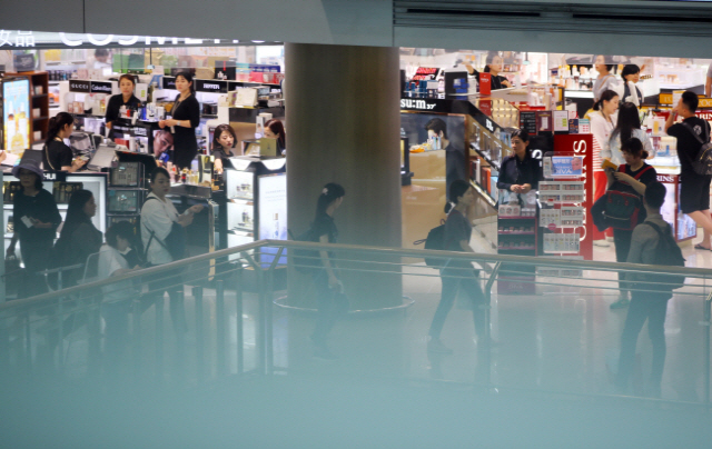 인천공항 제1터미널 면세점인 에어스타 애비뉴에서 여행객들이 쇼핑을 하고 있다./연합뉴스