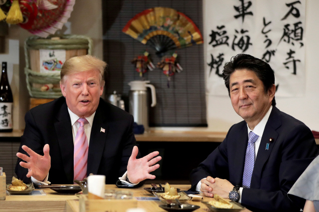 도널드 트럼프(왼쪽) 미국 대통령과 아베 신조 일본 총리가 지난 26일 도쿄에서 저녁식사를 하며 이야기하고 있다. /도쿄=로이터연합뉴스