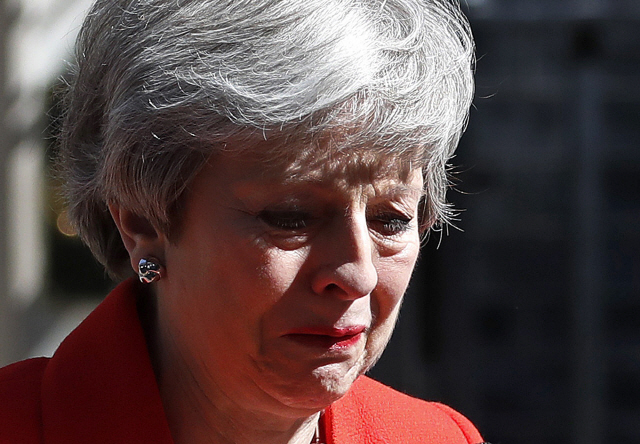 테리사 메이 영국 총리가 지난 24일(현지시간) 런던에서 사임을 발표하면서 울먹이고 있다. /런던=AP연합뉴스