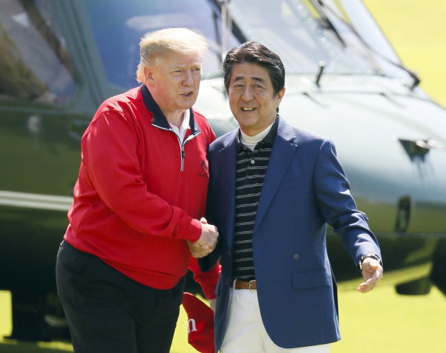 도널드 트럼프(왼쪽) 미국 대통령과 아베 신조 일본 총리가 지난 26일 지바현 모바라시에 있는 모바라골프클럽에서 아베 신조 일본 총리와 악수하고 있다. /지바=AP연합뉴스