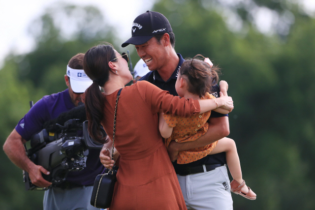 케빈 나가 우승을 차지한 뒤 아내와 딸을 얼싸안으며 기쁨을 나누고 있다. /AFP연합뉴스
