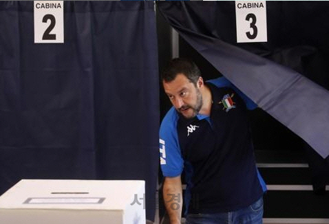 마테오 살비니 이탈리아 부총리 겸 내무장관이 26일 밀라노의 한 투표소에서 유럽의회 선거를 위해 한 표를 행사하고 있다. /연합외신=AP