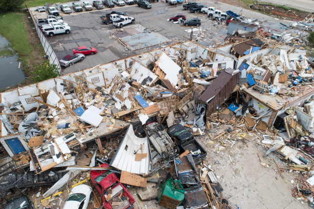 미국 오클라호마 엘리노의 한 마을이 26일(현지시간) 토네이도 피해를 입은 모습 /로이터연합뉴스