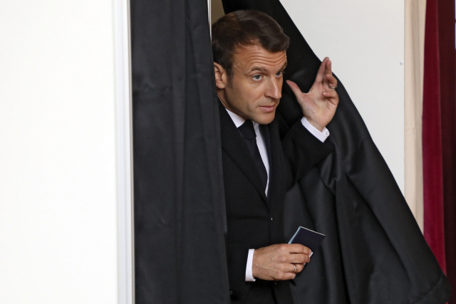 에마뉘엘 마크롱 프랑스 대통령이 26일(현지시간) 르투케 투표장을 나서고 있다. /르투케=AP연합뉴스