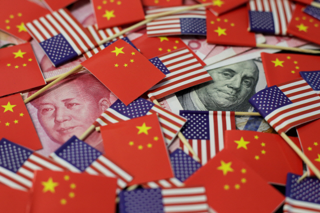 미국 달러화와 중국 위안화가 성조기, 오성홍기로 뒤덮여있다. /로이터연합뉴스
