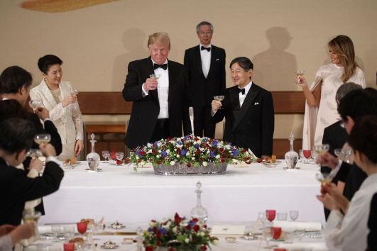 도널드 트럼프(왼쪽 두번째) 미국 대통령과 부인 멜라니아(오른쪽) 여사가 27일 저녁 도쿄 지요다의 고쿄(왕궁)에서 열린 궁중만찬에 참석해 나루히토 일왕(〃 두번째), 마사코 왕비와 함께 건배를 하고 있다.      /도쿄=AP연합뉴스