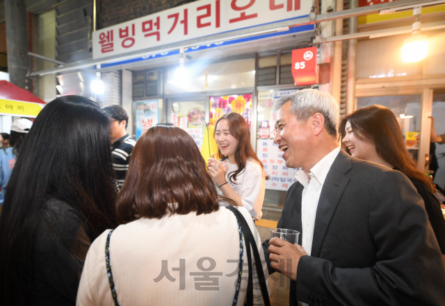 곽상욱(오른쪽) 오산시장이 야맥축제에 참여한 시민들과 이야기를 나누고 있다. /사진제공=오산시