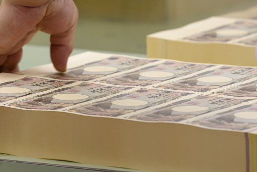 20일(현지시간)일본 국립인쇄국에서 1만엔권 지폐가 인쇄된 모습/ 도쿄=블룸버그