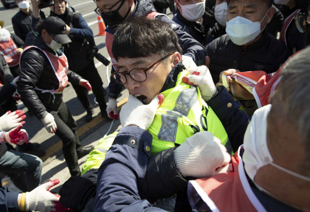 폭력집회&#39; 민주노총 간부 6명 구속되나…김명환 위원장도 소환 앞둬