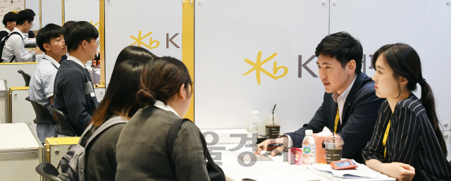 '2019 제1차 KB굿잡 우수기업 취업박람회'가 열린 28일 서울 강남구 코엑스에서 구직자들이 자신에 맞는 일자리를 찾고 있다. 250여개의 우수기업이 참가한 이번 박람회에는 AI 기반 현장 매칭 시스템 및 AI 자소서 컨설팅관, 직업심리검사관, 군취업관 등 다양한 채용관이 마련됐다./오승현기자 2019.5.28