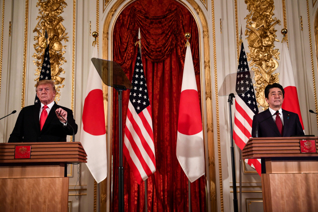 일본을 국빈방문 중인 도널드 트럼프(왼쪽) 미국 대통령과 아베 신조 일본 총리가 27일 도쿄 모토아카사카(元赤坂) 영빈관에서 미일 정상회담 후 공동 기자회견을 하고 있다./연합뉴스