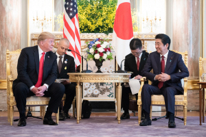 도널드 트럼프(왼쪽)미국 대통령과 아베 신조 일본 총리가 27일 도쿄 모토아카사카의 영빈관에서 정상회담을 하고 있다. /도쿄=UPI연합뉴스