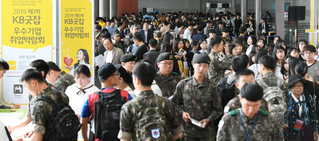 '2019 제1차 KB굿잡 우수기업 취업박람회'가 열린 28일 서울 강남구 코엑스에서 구직자들이 자신에 맞는 일자리를 찾고 있다. 250여개의 우수기업이 참가한 이번 박람회에는 AI 기반 현장 매칭 시스템 및 AI 자소서 컨설팅관, 직업심리검사관, 군취업관 등 다양한 채용관이 마련됐다./오승현기자 2019.5.28