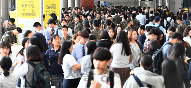 '2019 제1차 KB굿잡 우수기업 취업박람회'가 열린 28일 서울 강남구 코엑스에서 구직자들이 자신에 맞는 일자리를 찾고 있다. 250여개의 우수기업이 참가한 이번 박람회에는 AI 기반 현장 매칭 시스템 및 AI 자소서 컨설팅관, 직업심리검사관, 군취업관 등 다양한 채용관이 마련됐다./오승현기자 2019.5.28