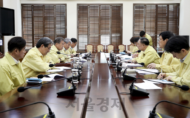 문재인 대통령이 28일 오전 청와대에서 홍남기 부총리 겸 기획재정부 장관에게 정례보고를 받고 있다. /사진제공=청와대