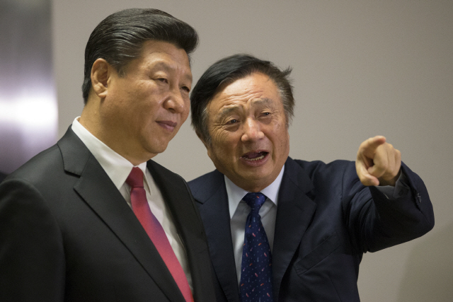 런정페이(오른쪽) 화웨이 회장이 지난 2015년 시진핑 국가주석의 영국 순방에 동행해 이야기를 나누고 있다. /블룸버그