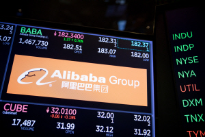 뉴욕증권거래소(NYSE) 전광판에 중국 최대 전자상거래 업체 알리바바의 시세가 게재돼 있다. /블룸버그통신