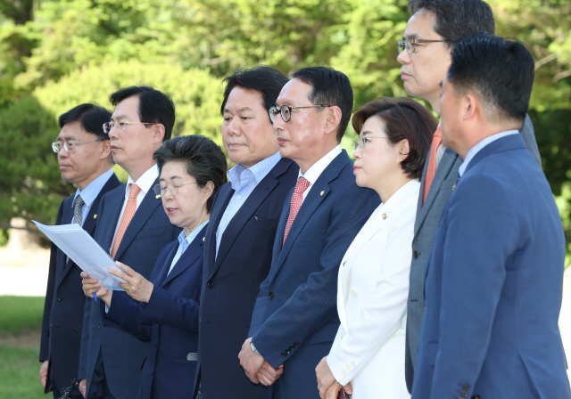 자유한국당의 최교일(왼쪽부터)·이만희·이은재·정양석·김도읍·김정재·곽상도·김규환 의원이 28일 서초구에 위치한 국가정보원에서 서훈 원장을 비판하고 있다. /연합뉴스