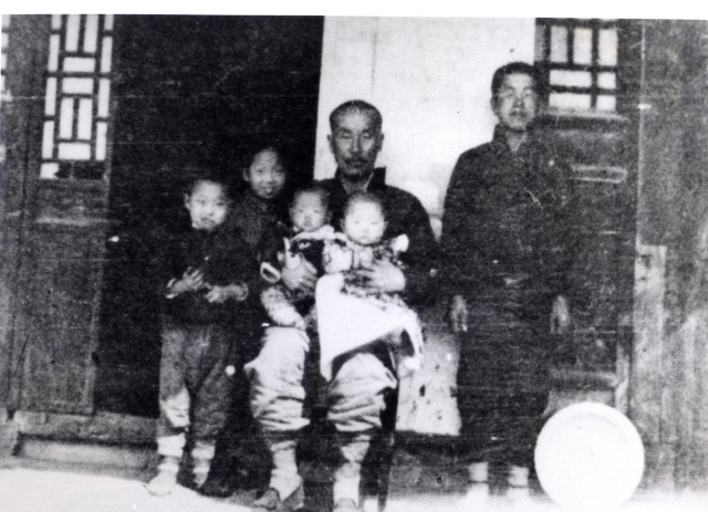 중국 베이징에서 가족과 함께한 우당 이회영 선생. 1920년께 찍은 것으로 추정된다. /사진제공=우당기념관