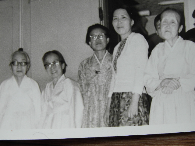 지난 1970년대 말 이은숙(오른쪽) 여사가 구순잔치에서 며느리들과 함께 기념촬영을 하고 있다. /사진제공=우당기념관