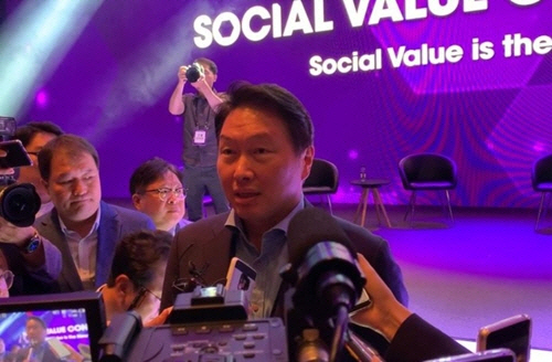 최태원 SK그룹 회장이 사회적 가치 민간축제인 ‘소셜밸류커넥트 2019(Social Value Connect 2019·SOVAC)’에서 기자들과 만나 질의응답을 하고 있다. /연합뉴스