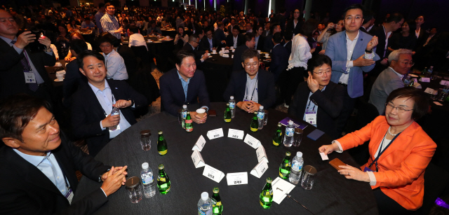 최태원 SK 회장(가운데)이 28일 오전 서울 광진구 그랜드 워커힐에서 열린 소셜밸류 커넥트 2019 행사에 참석해 자리에 앉아 있다./연합뉴스