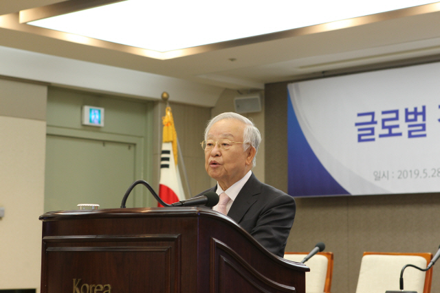 손경식 경총 회장이 28일 한국프레스센터에서 열린 ‘글로벌 경쟁력 강화를 위한 상속세제 개선 토론회’에서 인사말을 하고 있다./사진제공=경총