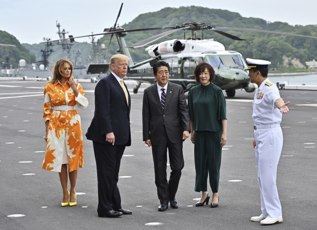 일본 국빈방문 마지막 날인 28일 도널드 트럼프(왼쪽 두 번째) 미국 대통령과 부인 멜라니아(왼쪽) 여사가 요코스카 해상자위대 기지에서 이즈모급 호위함 ‘가가’에 승선해 아베 신조 일본 총리 부부와 시찰하고 있다. 미국 대통령이 일본 자위대 함정에 오른 것은 이번이 처음으로 트럼프 대통령은 이날 “힘에 의한 평화”를 강조하며 강력한 미일 군사동맹을 과시했다.   /요코하마=AP연합뉴스