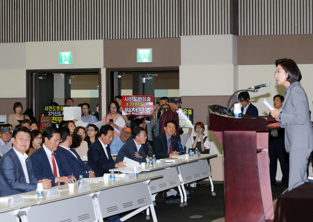 28일 경기도 고양 일산 킨텍스 제2전시장에서 열린 긴급 현장 토론회‘에서 나경원 한국당 원내대표가 3기 신도시 지정 철회 등을 요구하며 정부 경제정책을 강하게 비판하고 있다./연합뉴스