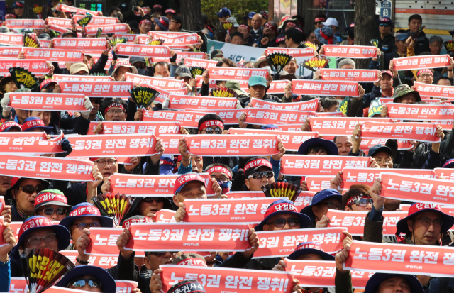 지난 4월13일 서울 종로구 조계사 앞 도로에서 민주노총 소속 특수고용 근로자들이 ‘국제노동기구(ILO) 핵심협약 비준 촉구 총궐기대회’에 참석해 구호를 외치고 있다.  /서울경제DB