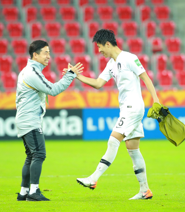 U-20 월드컵 남아공전에서 결승골을 터뜨린 김현우(오른쪽)가 경기 종료 뒤 대표팀 관계자의 축하를 받고 있다. /연합뉴스
