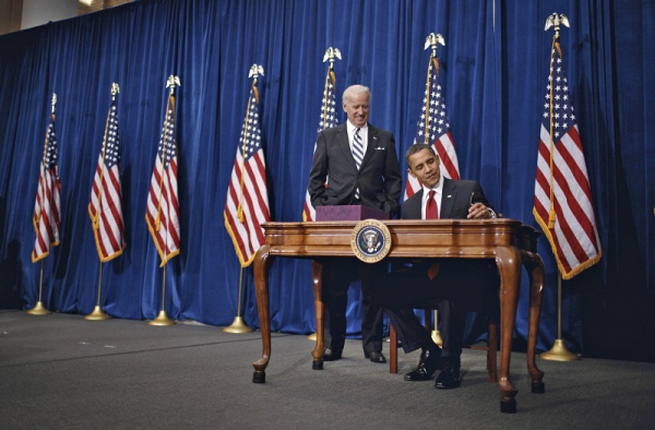 조 바이든 전 부통령(왼쪽)이 2009년 2월 전자의료기록 지원금을 포함한 미국 경기부양법에 서명하는 버락 오바마 전 대통령을 바라보고 있다. 사진=포춘US