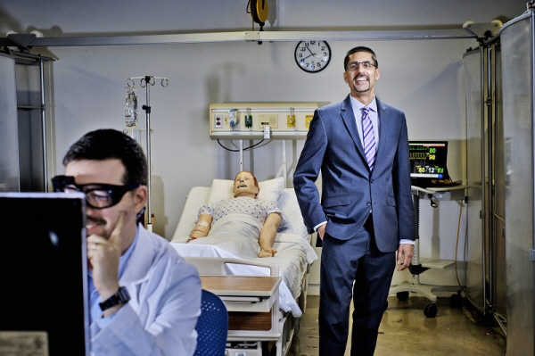 메드스타의 라지 라트와니(서 있는 인물)는 의사들이 어떻게 EHR과 상호작용 하는지 파악하기 위해 재크 헤팅거 박사(왼쪽)와 시선추적을 연구하고 있다. 사진=포춘US