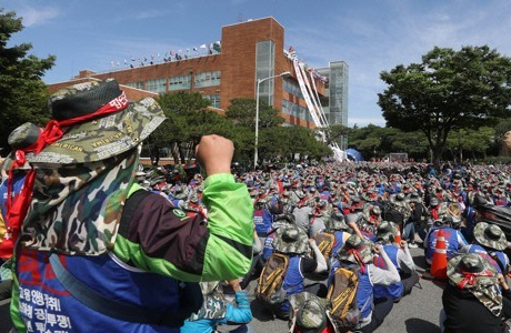 28일 오전 울산시 동구 한마음회관 앞에서 집회를 연 현대중공업 노조가 구호를 외치고 있다. 노조는 회사의 물적 분할에 반대하며 지난 27일부터 주주총회 장소인 한마음회관을 점거해 농성하고 있다. 2019.5.28/연합뉴스