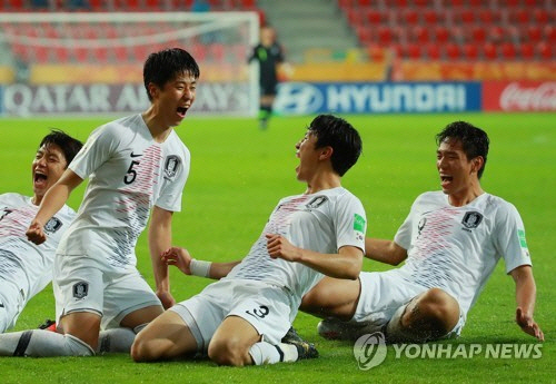 28일 오후(현지시간) 폴란드 티히 경기장에서 열린 2019 국제축구연맹(FIFA) 20세 이하(U-20) 월드컵 F조 조별리그 2차전 한국과 남아프리카공화국의 경기에서 김현우가 후반전 선취골을 넣은 뒤 세리머니를 펼치고 있다. / 사진=연합뉴스