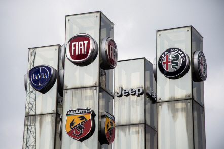 피아트클라이슬러자동차(FCA)의 주요 브랜드 로고가 그려진 간판.     /AFP연합뉴스