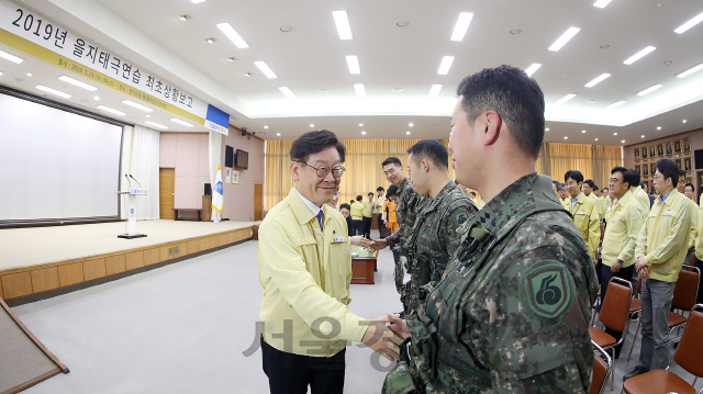 이재명 경기도지사가 29일 경기도청 신관4층 대회의실에서 열린 2019년 을지태극연습 최초상황보고에서 군 장병들과 악수를 하며 격려하고 있다. /사진제공=경기도