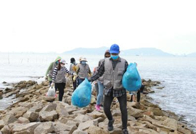 락앤락 베트남 호치민법인 직원들이 껀저지역에서 플로깅 캠페인을 하고 있다. /사진제공=락앤락